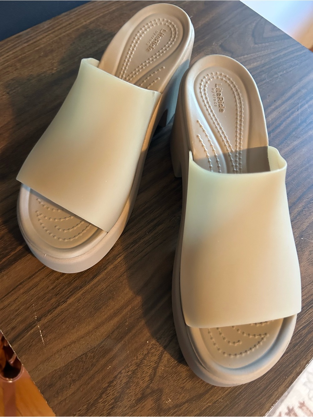 CROCS Life Stride Cream Slide Mules with Platform Sole women’s 8